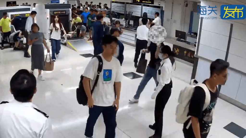 走私冰毒男旅客過關,被女關員截查。 走私冰毒男旅客過關,被女關員截查。
