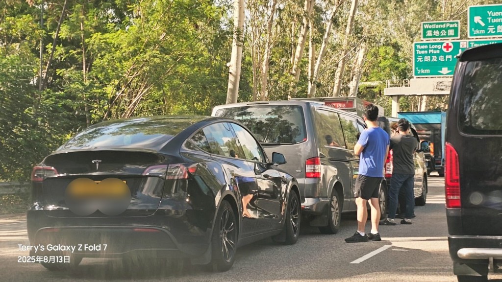 另一宗意外涉及私家車。fb馬路的事 (即時交通資訊台) Bosco Chu 另一宗意外涉及私家車。fb馬路的事 (即時交通資訊台) Bosco Chu