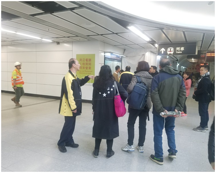 職員在站內指示乘客。歐陽偉光攝