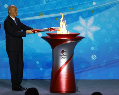 北京冬奧組委主席蔡奇燃點的火炬。路透社圖片