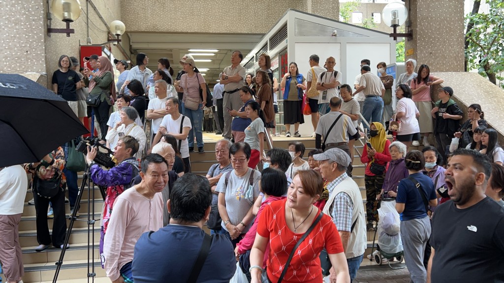 約100名居民自行疏散。蔡楚輝攝 約100名居民自行疏散。蔡楚輝攝