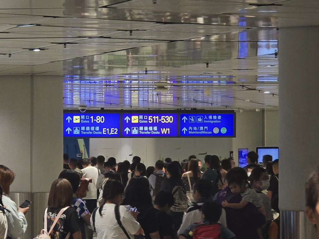 大批外遊市民返港 ,機場捷運系統「成公里人龍」等候。圖片來源:HK Express 香港快運及旅行資訊關注組 大批外遊市民返港 ,機場捷運系統「成公里人龍」等候。圖片來源:HK Express 香港快運及旅行資訊關注組