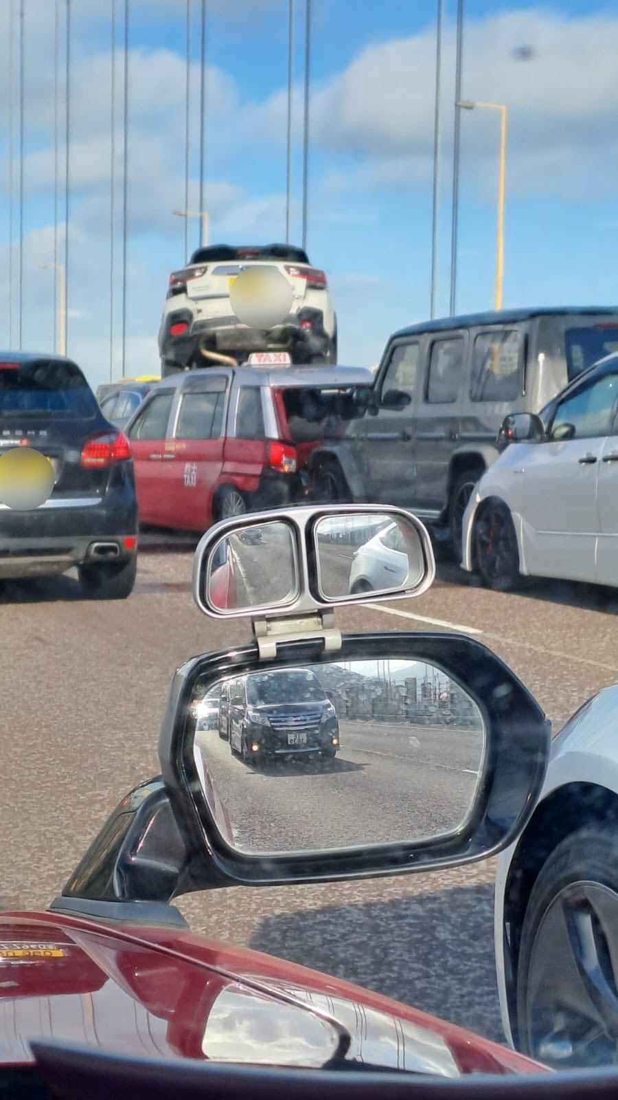 私家車遭剷起疊高。fb馬路的事 (即時交通資訊台)圖片 私家車遭剷起疊高。fb馬路的事 (即時交通資訊台)圖片