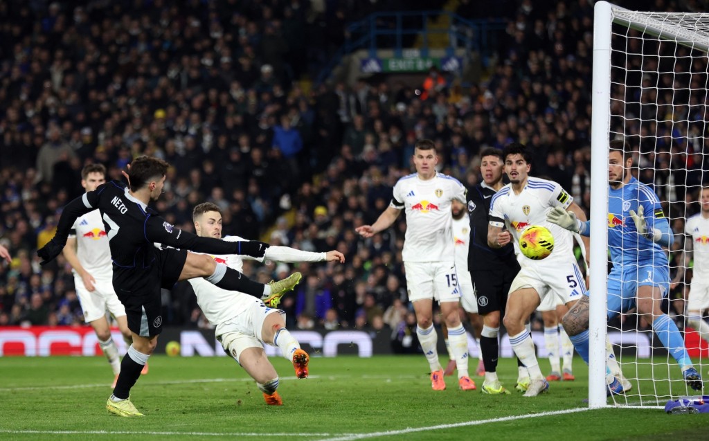 柏度尼圖一度為車路士追近比數。路透社