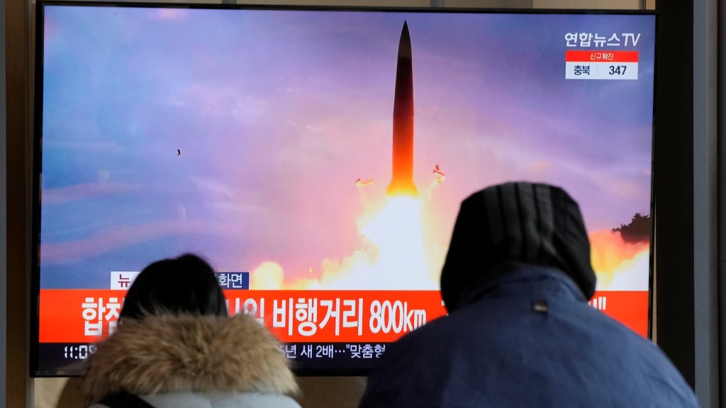 南韓市民觀看有關北韓試射導彈的新聞。AP