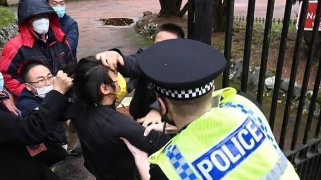 一批居英港人在10月前往中國駐曼徹斯特總領事館外抗議，引發外交風波。資料圖片