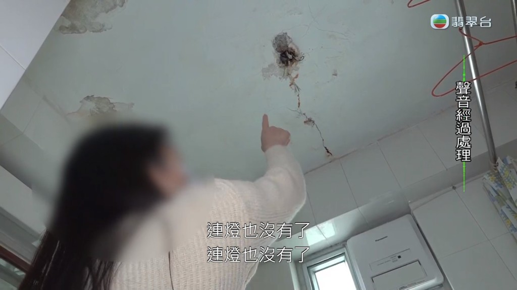 《东张西望》报导有私人屋苑黄埔花园住户周小姐投诉楼上住户懒理导致她们单位厕所天花板漏水问题。