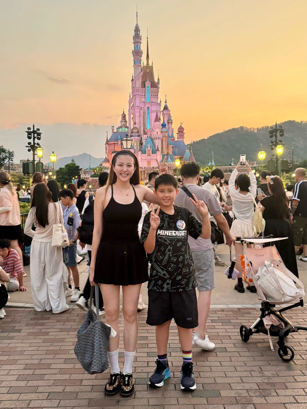 陳嘉桓與相差22歲的弟弟在城堡前合照,感情極好。 陳嘉桓與相差22歲的弟弟在城堡前合照,感情極好。