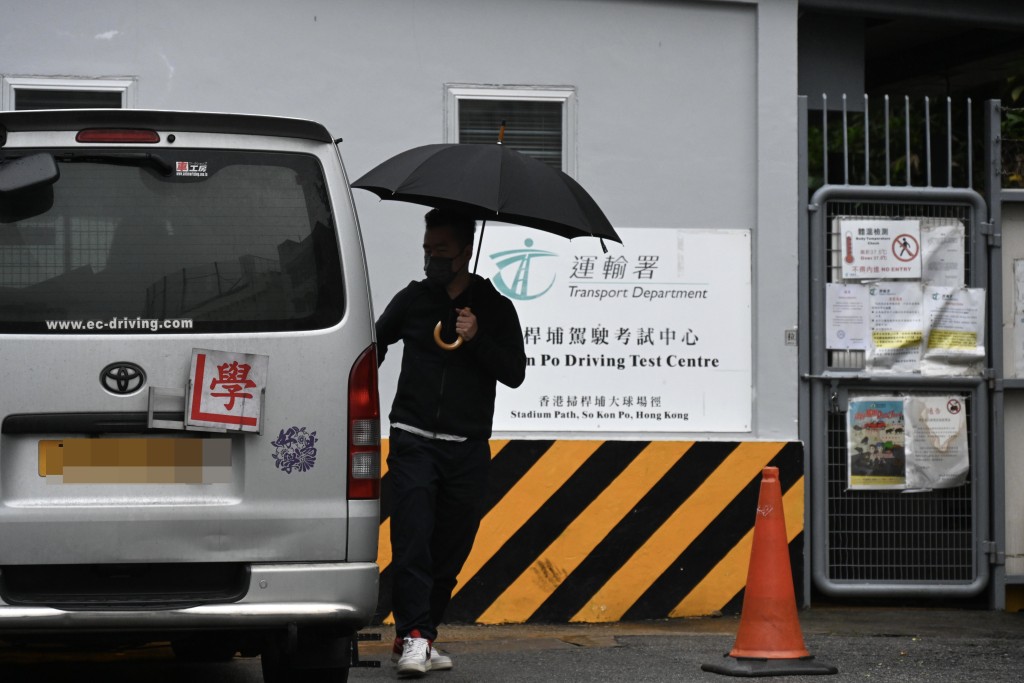 運輸署計劃增發332個俗稱「師傅牌」的私人駕駛教師執照,以應付市場對駕駛訓練需求。 運輸署計劃增發332個俗稱「師傅牌」的私人駕駛教師執照,以應付市場對駕駛訓練需求。
