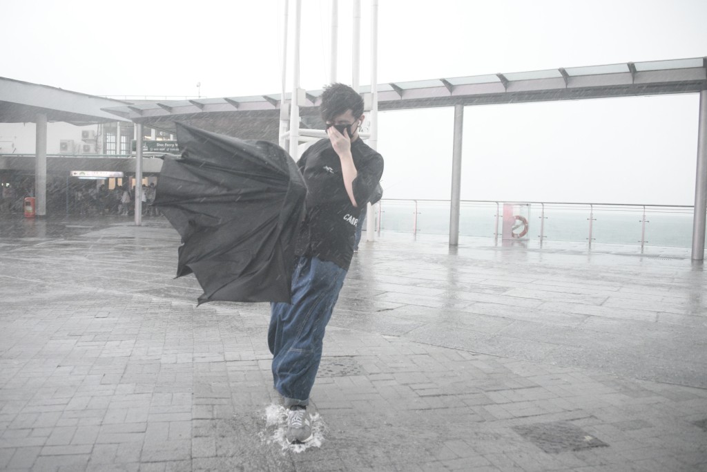 大雨及猛烈陣風影響香港。（陳浩元攝）