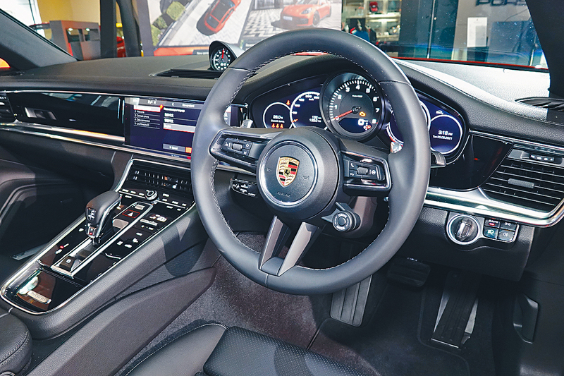 ●車廂陳設豪邁時尚，五圓形數碼表板及12吋觸控屏幕齊備。