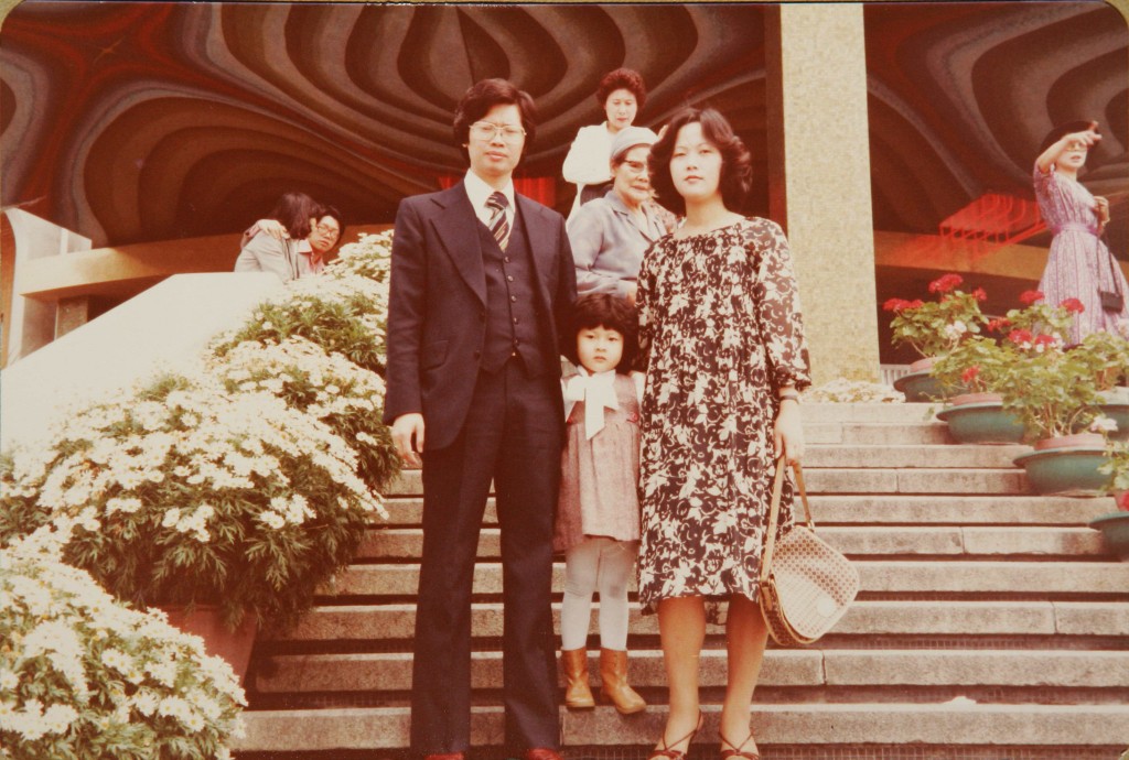 陳穎妍與父母合照。