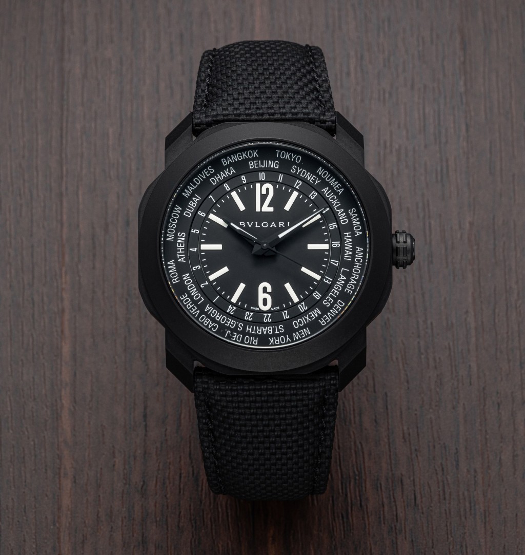 Bvlgari今年为Octo Roma系列推出品牌首款世界时间腕表，采用DLC黑色喷砂表壳，约售$65,100。