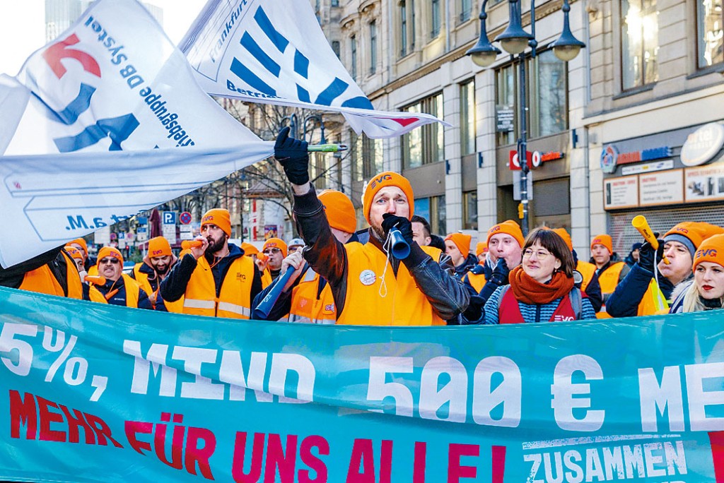 公共交通僱員在周一的罷工日，於法蘭克福參與示威活動。