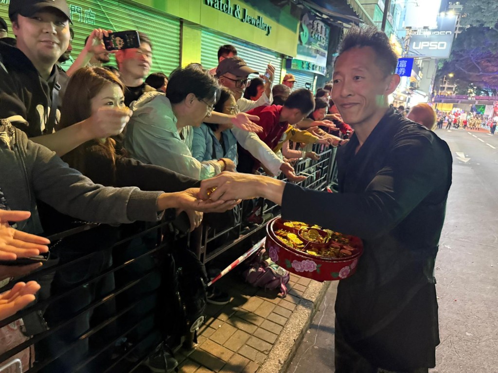 但当他表演第一次后，他囝囝已经好投入，向游客表演魔术。