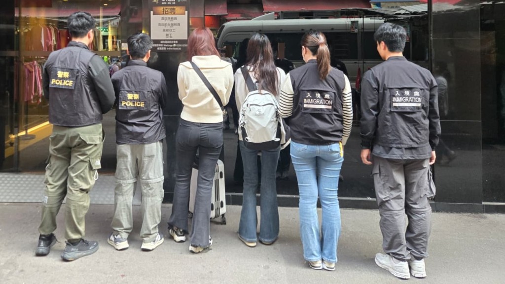 警夥入境處突擊搜查北角酒店 拘兩內地女檢多個避孕套。警方圖片