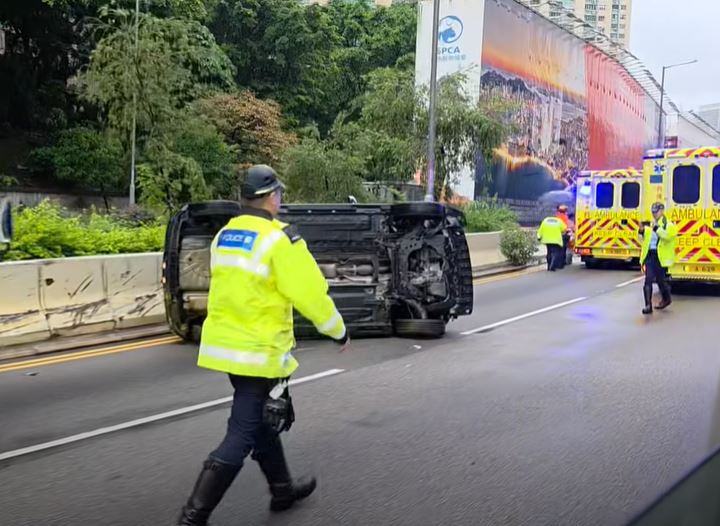 私家車撞壆翻側。fb馬路的事討論區Alan Ng影片截圖