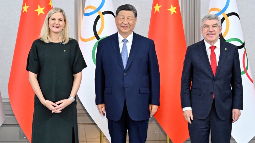 習近平在廣州白雲國際會議中心會見來華出席全國運動會開幕式的國際奧委會主席考文垂和終身名譽主席巴赫。新華社