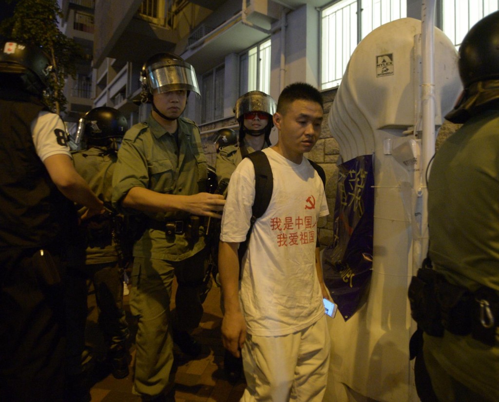 2名白色上衣的男子被帶返警署