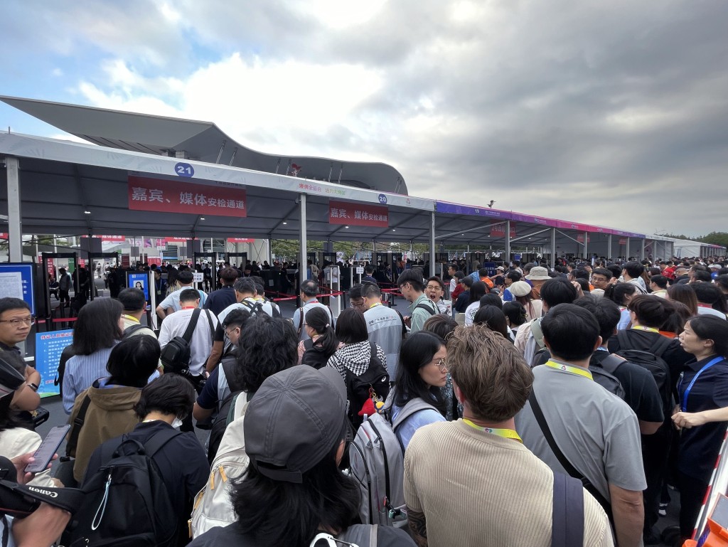 全運會開幕式場地人頭湧湧。陳浩元攝 全運會開幕式場地人頭湧湧。陳浩元攝