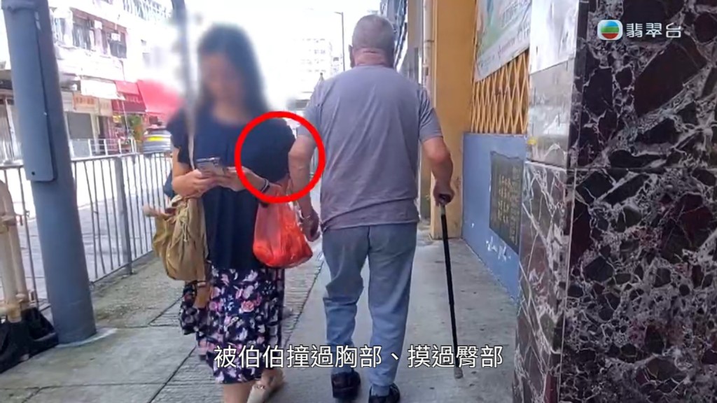 小休過後，伯伯又再出手，有多個女士都「中招」。