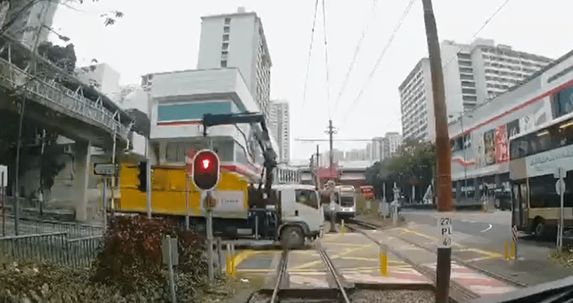 夾斗車懷疑沒有收好吊臂，勾斷輕鐵架空電纜。資料圖片