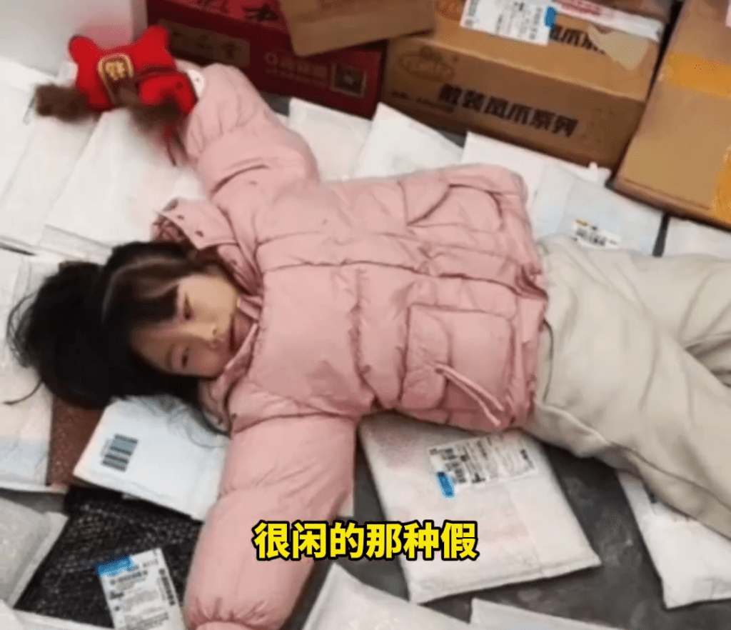 網友郵寄作業堆成山。 網友郵寄作業堆成山。