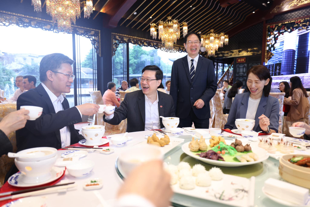 行政长官李家超和广州市市长郭永航（左）相约到一家粤菜酒家饮早茶。李家超Facebook