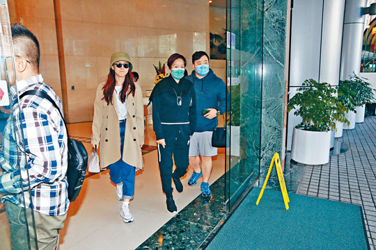 曾国祥负责开车，而太太王敏奕（左）、弟弟曾国猷（右）则陪伴妈妈宋丽华（中）入院检查。