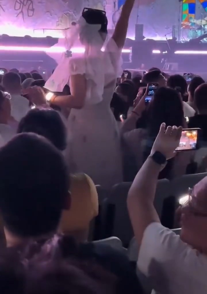 情侶在演唱會進行求婚,卻因阻礙其他觀眾而被要求坐下。微博@石頭斷情絕愛版 情侶在演唱會進行求婚,卻因阻礙其他觀眾而被要求坐下。微博@石頭斷情絕愛版