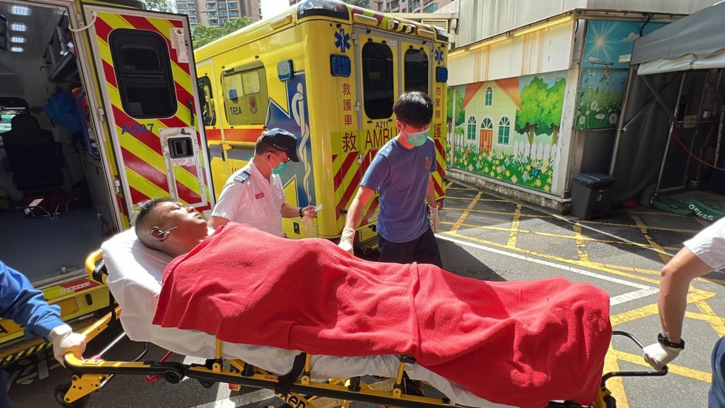 货车司机受伤由救护车送院。许文光摄