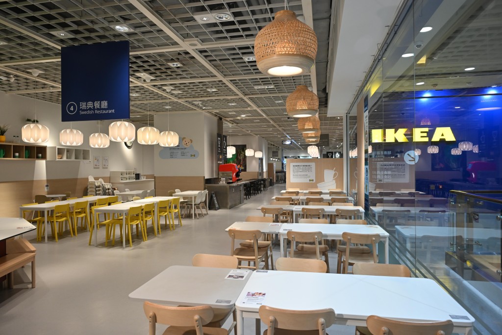 近年,香港宜家家居(IKEA)儼然成為城中熱話製造機,除了因為它們網絡小編「抽水」功力過人,餐飲部多款話題美食可謂功不可沒。 近年,香港宜家家居(IKEA)儼然成為城中熱話製造機,除了因為它們網絡小編「抽水」功力過人,餐飲部多款話題美食可謂功不可沒。