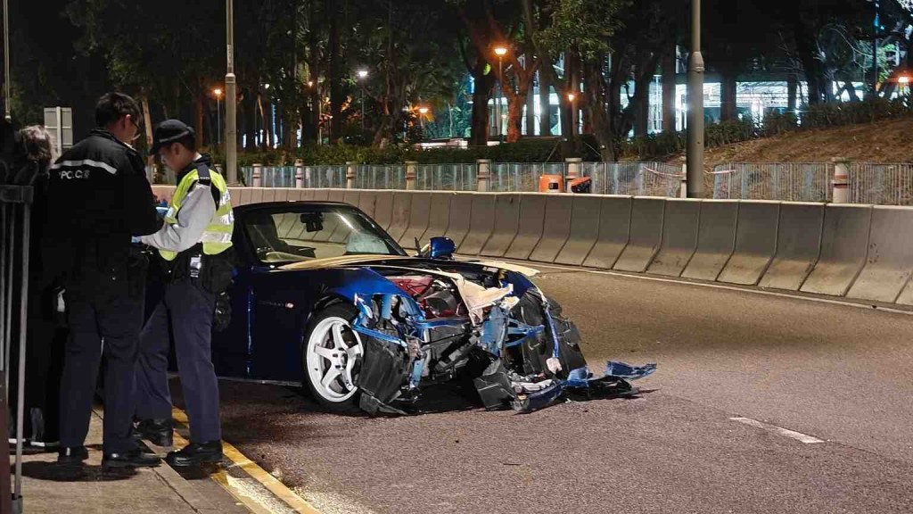 本田跑车车头严重损毁。车cam L（香港群组） 图片