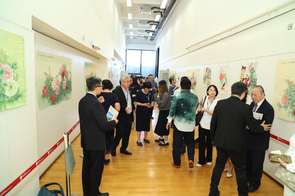 嘉賓參觀畫展。 學校提供
