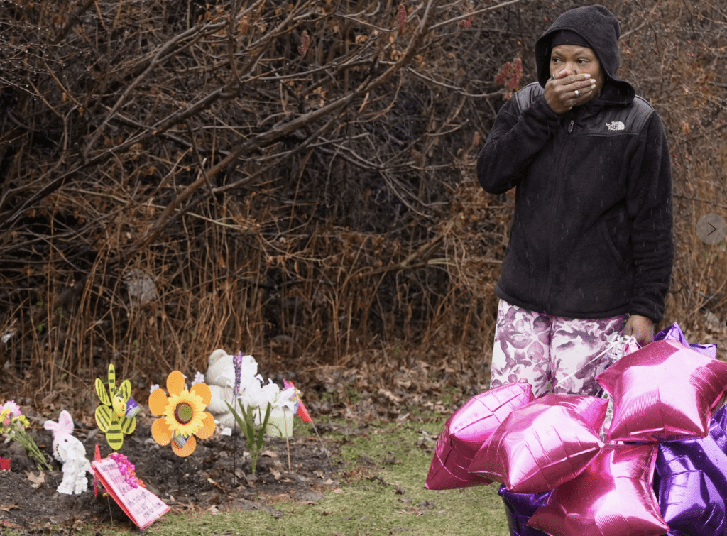 死者之一的阿莫的祖母前來紀念碑悼念孫女。美聯社