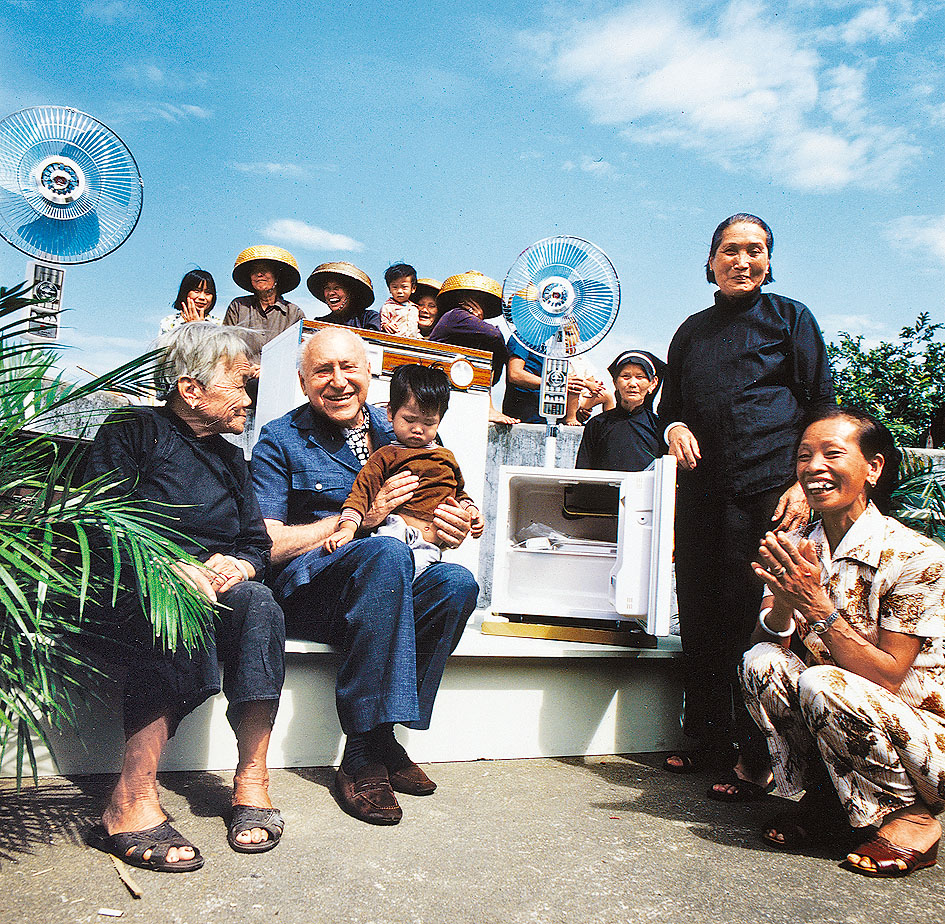 1978年,嘉道理勳爵到塔門主持供電儀式及向鄉民送贈電器 1978年,嘉道理勳爵到塔門主持供電儀式及向鄉民送贈電器