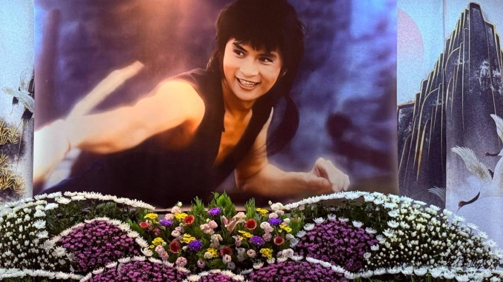 資深藝人李小飛今天舉辦告別式,以《鹿鼎記》經典角色作為遺照。 資深藝人李小飛今天舉辦告別式,以《鹿鼎記》經典角色作為遺照。