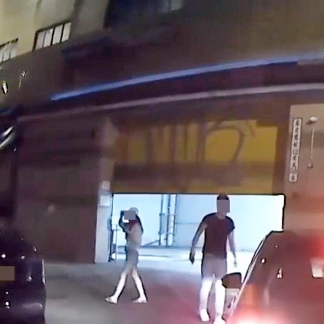 有網民則把焦點落於女事主身上,提醒「 女人要自愛呀」、「呢啲咁嘅仔跟嚟把X 咩?」,還有人指「個女其實都冇乜用, 俾個男人食住上,打完,個女當冇事行開 ,好犀利」。fb「車cam L(香港群組)」截圖 有網民則把焦點落於女事主身上,提醒「 女人要自愛呀」、「呢啲咁嘅仔跟嚟把X 咩?」,還有人指「個女其實都冇乜用, 俾個男人食住上,打完,個女當冇事行開 ,好犀利」。fb「車cam L(香港群組)」截圖