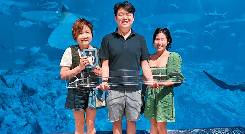 吳淑玲（左）投得張家朗擊劍，作為兒子（中）及未婚妻（右）的賀禮。