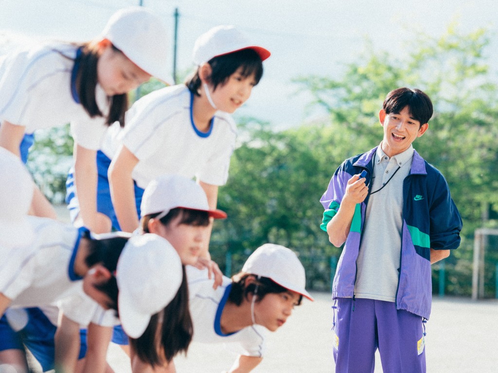 永山瑛太饰演的老师保利（右），是校园暴力加害者，还是另有别情？