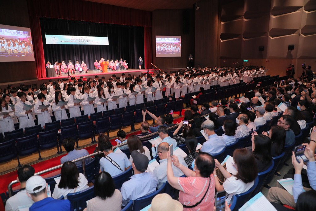中大醫學院舉行第10屆新生白袍典禮。 中大提供