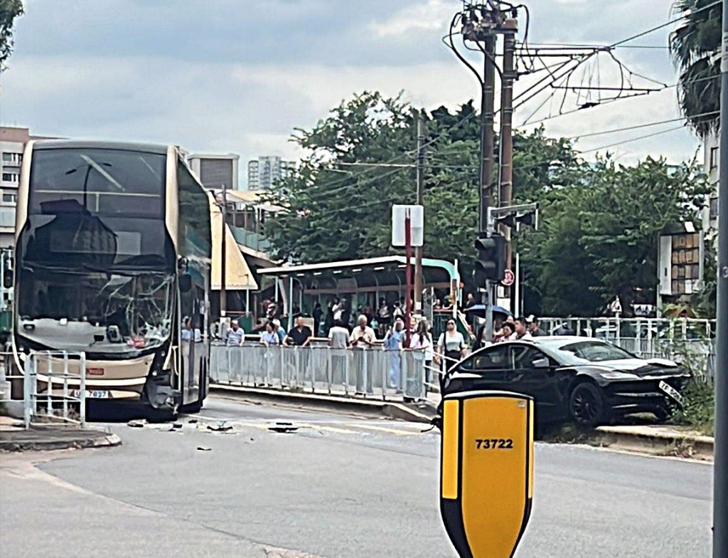 九巴與私家車相撞。網圖