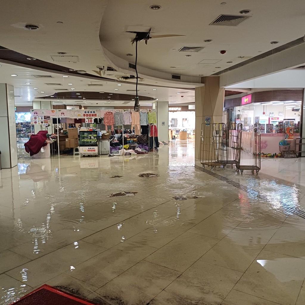 牛頭角安基商場天花疑有水管爆裂，大量鹹水從假天花湧出。網上片段截圖