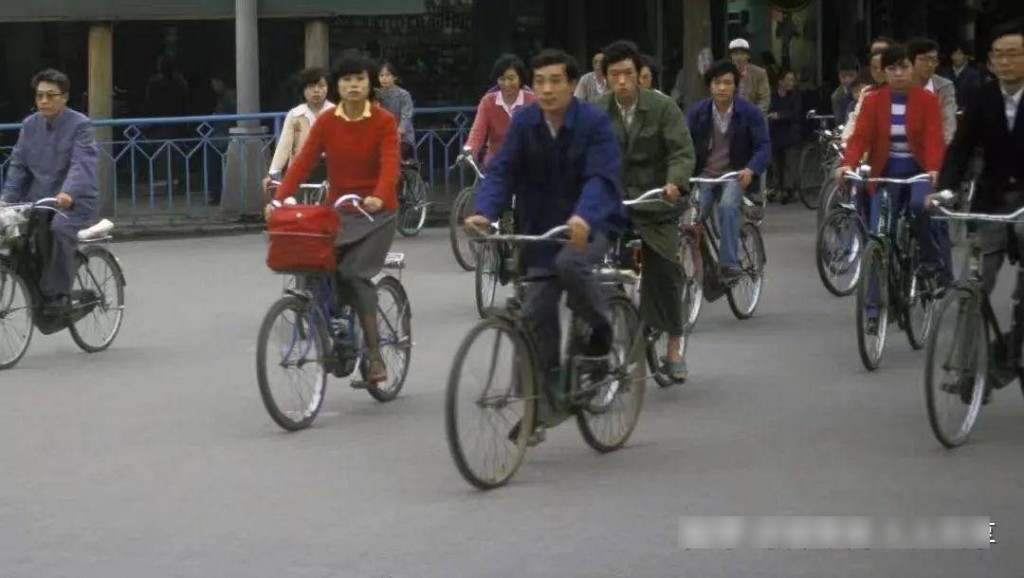在單車王國的年代,鳳凰單車是國民最重要的代步工具。知乎@鄭榮南人人共享 在單車王國的年代,鳳凰單車是國民最重要的代步工具。知乎@鄭榮南人人共享