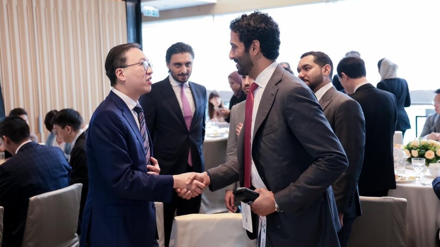林定國(左)獲阿聯酋經濟部長Abdulla Bin Touq Al Marri邀請,代表特區政府出席午宴