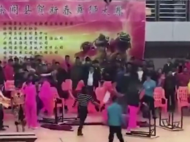 有選手砸爛座椅,更將評委的桌子弄翻。 網圖