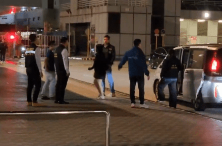 獲救平安返港港人由警方車輛載送到機場警署。 獲救平安返港港人由警方車輛載送到機場警署。