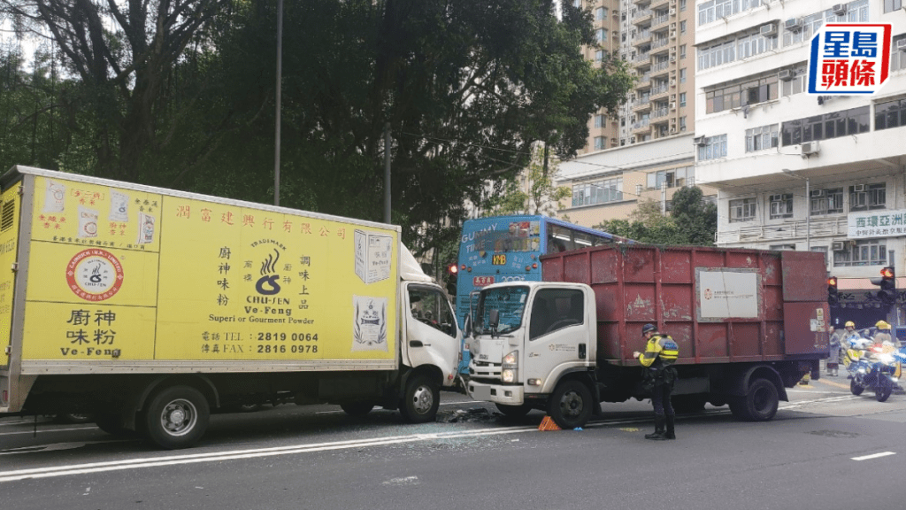 運載垃圾的貨車疑失控越線,與密斗貨車迎頭相撞。星島頭條記者攝