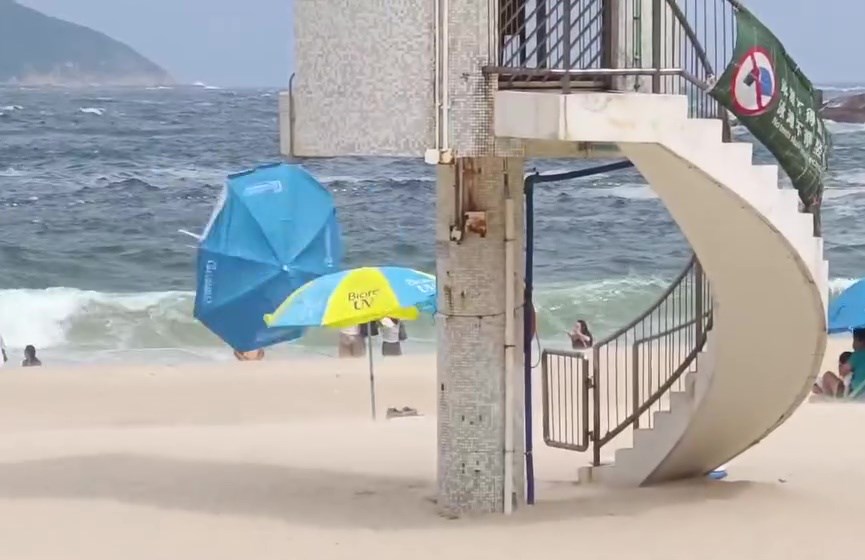 傘子上演飛沙風中轉。網上截圖