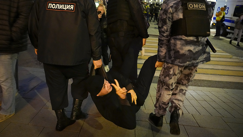 在俄羅斯莫斯科，示威期間警方拘留了一名抗爭者。AP